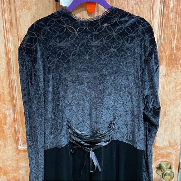 Her Universe 2X The Witcher Yennefer Velvet Hi-Low Waistcoat Plus Size - Picture 7 of 7